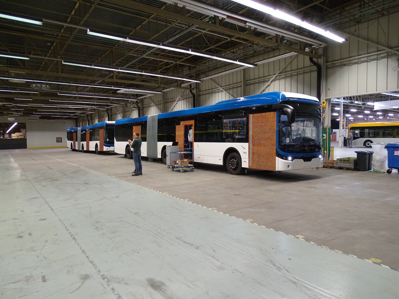 Busbouwer Ebusco opent montagehal in Venray